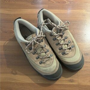 Women's 9.5 Tan Nike Lahars